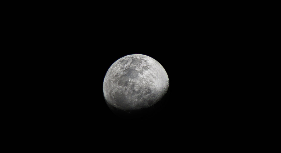 Photo of the moon in Sharjah, UAE